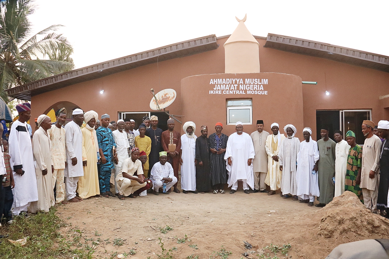 Amir AMJN Commissions New Mosque in Ikire; Clerics Praise Jama’at’s Service to Islam and Humanity