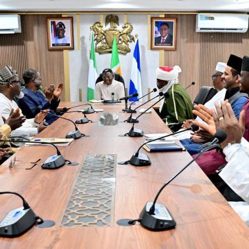 Amir AMJN Leads Delegation to Visit the Governor of Cross River State