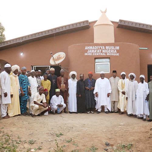 Amir AMJN Commissions New Mosque in Ikire; Clerics Praise Jama’at’s Service to Islam and Humanity