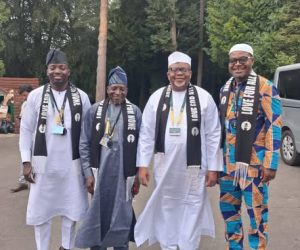 A Display of Unity: Dignitaries Share Commemorative Gift at 60th Jalsa Salana UK