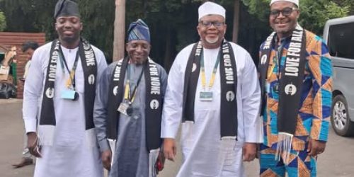 A Display of Unity: Dignitaries Share Commemorative Gift at 60th Jalsa Salana UK
