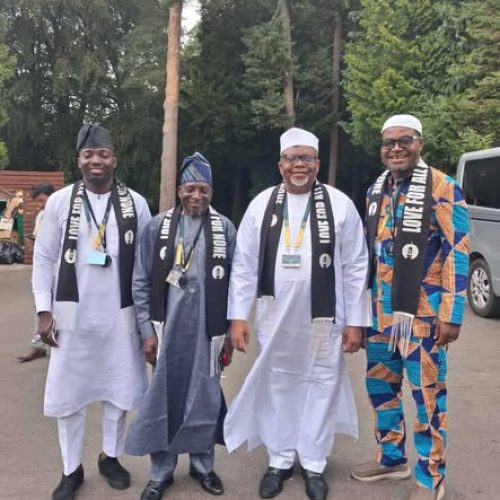 A Display of Unity: Dignitaries Share Commemorative Gift at 60th Jalsa Salana UK