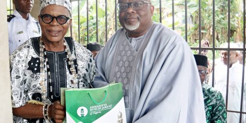 Amir Ahmadiyya Muslim Jama’at of Nigeria Visits Baale Idoko Aledo, Promotes Peaceful Co-existence