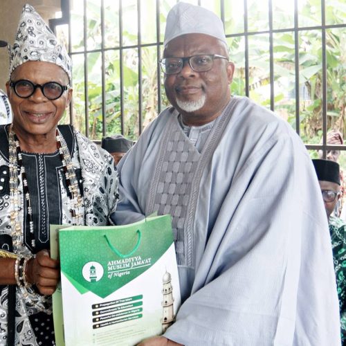 Amir Ahmadiyya Muslim Jama’at of Nigeria Visits Baale Idoko Aledo, Promotes Peaceful Co-existence