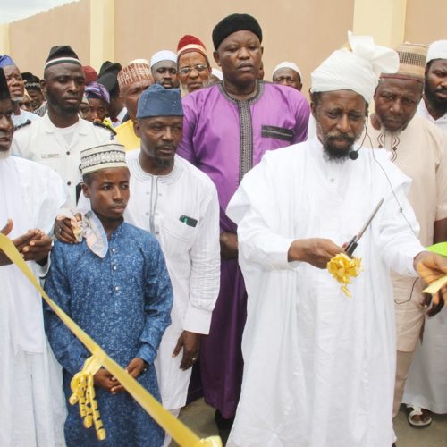 ALHAJI OWOLABI DONATES MOSQUE TO AHMADIYYA