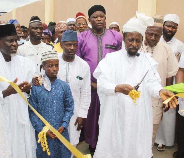 ALHAJI OWOLABI DONATES MOSQUE TO AHMADIYYA