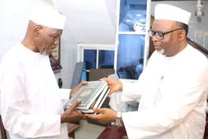 Amir (National Head) of Ahmadiyya Muslim Jama’at Nigeria Visits Alhaji Sheik (Dr) Muyideen Ajani Bello in Ibadan