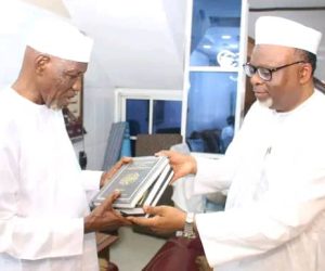 Amir (National Head) of Ahmadiyya Muslim Jama’at Nigeria Visits Alhaji Sheik (Dr) Muyideen Ajani Bello in Ibadan