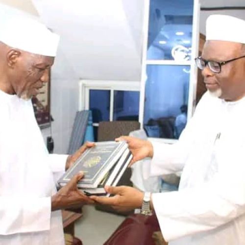 Amir (National Head) of Ahmadiyya Muslim Jama’at Nigeria Visits Alhaji Sheik (Dr) Muyideen Ajani Bello in Ibadan