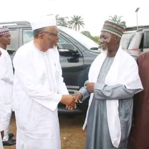 Amir, Ahmadiyya Muslim Jama’at Nigeria Pays Courtesy Visit to Sheik Dr. Abbas Zakariyyah (Al-Qarii) in Ibadan