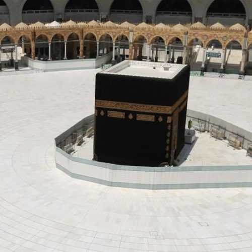 Saudi Arabia bans prayers at mosques over coronavirus fears