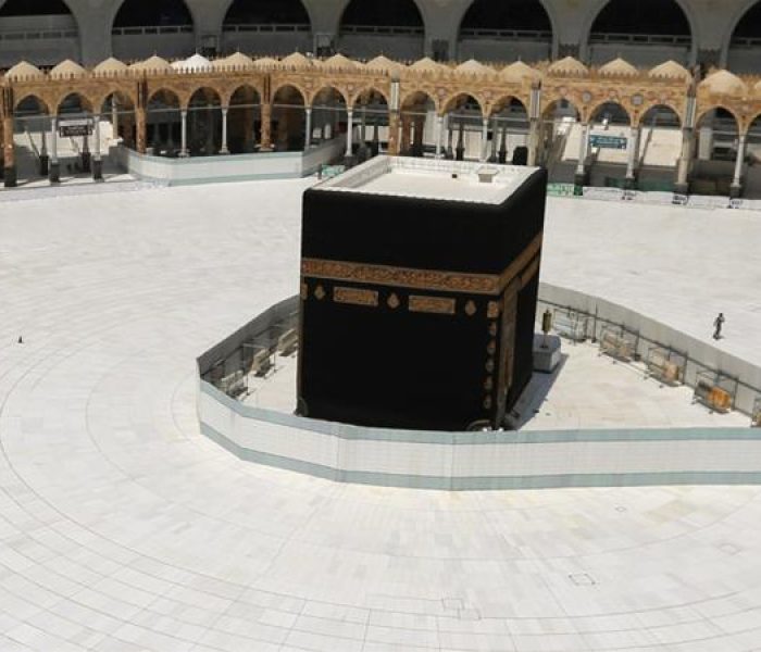 Saudi Arabia bans prayers at mosques over coronavirus fears